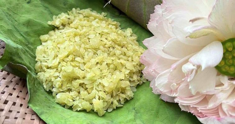 Chế biến cốm tỉ mỉ