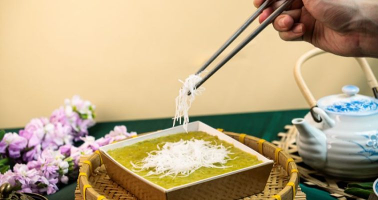 Cốm xào thơm ngon khi ăn cùng dừa nạo