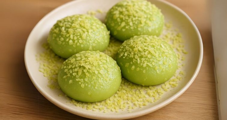 Bánh mochi cốm trên đĩa ăn