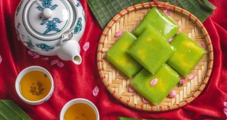 Thưởng thức bánh cốm
