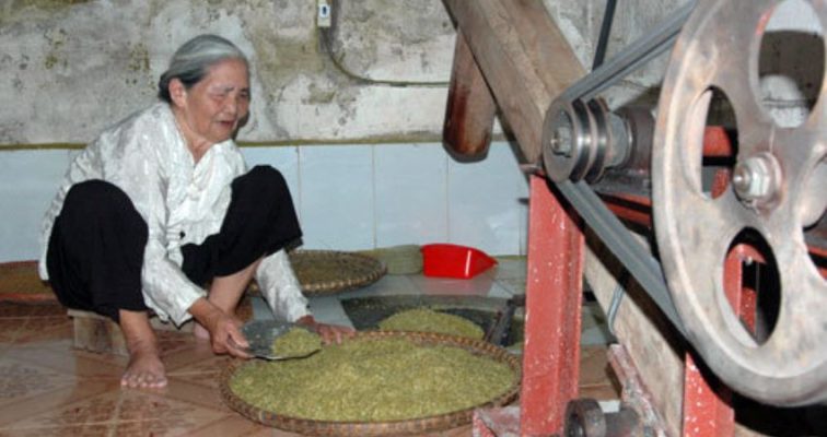 Quy trình làm cốm 5: Giã cốm